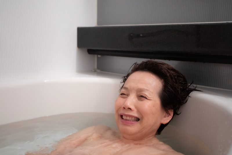 入浴中の高齢女性