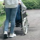 車いすを押している女性