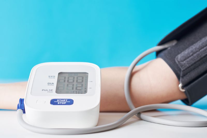 血圧を測っているイメージ写真