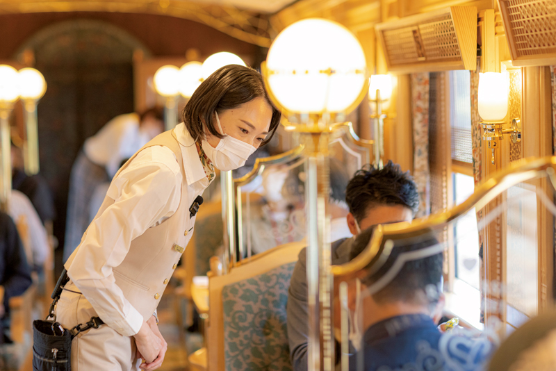 個室の仕切り扉や窓などにあしらわれているのは、福岡の伝統工芸・大川組子。ステンドグラスとの組み合わせも美しい。