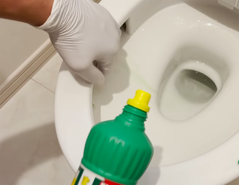 酸性度の高いトイレ用洗剤を歯ブラシで塗りつけてからトイレットペーパーをギュッと押しつけてパックをし、再び、たっぷり洗剤をかける