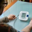 血圧を測るシニア女性の写真