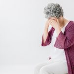 《なぜ「半うつ」に？》「オンライン社会で動かさない“足”」「脳の“決断疲れ”」精神科医が解説する“現代人が頑張れない理由”