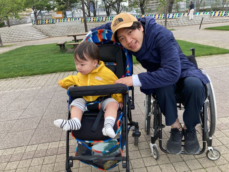寺田ユースケさんが息子と公園にいる写真