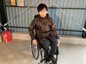 寺田ユースケさんが車いすに乗っている写真