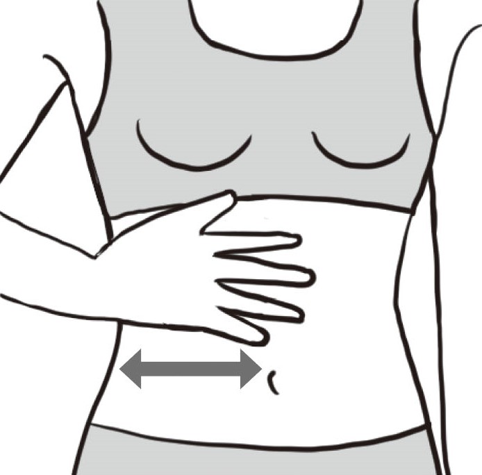 右の肋骨のきわに手のひらを当てた女性の腹部のイラスト