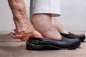介護現場で実際にあった靴のお悩み別おすすめケアシューズ「認知機能低下、むくみやすい、踵を踏む」