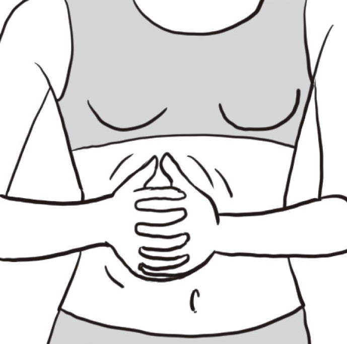 両手を組んで右の肋骨の下半分を挟むように押さえ、マッサージする女性の腹部イラスト