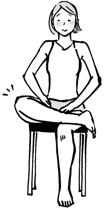 椅子に座り、片足のすねからくるぶしあたりを反対の足の太ももに乗せた女性のイラスト