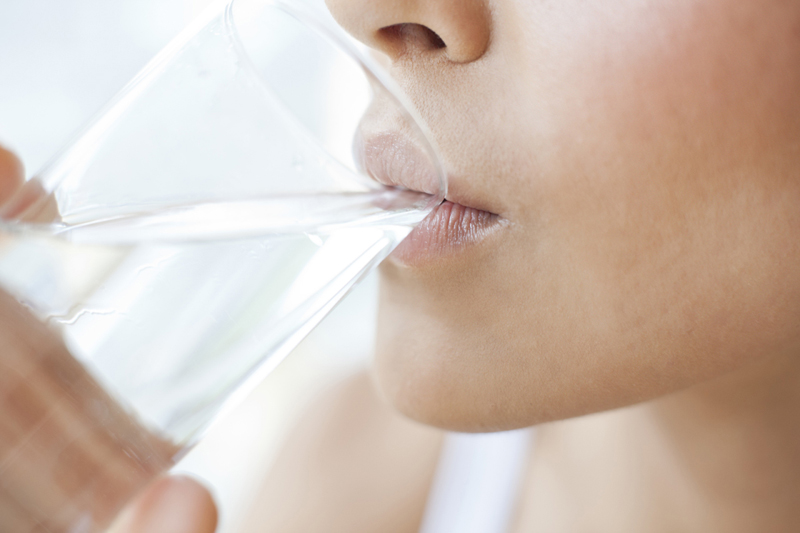 コップの水を飲む女性の口元