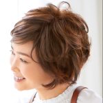 シニア世代におすすめ最新ヘアケアアイテム「ちょい盛りウィッグ、ミニコテで脱・昭和髪」