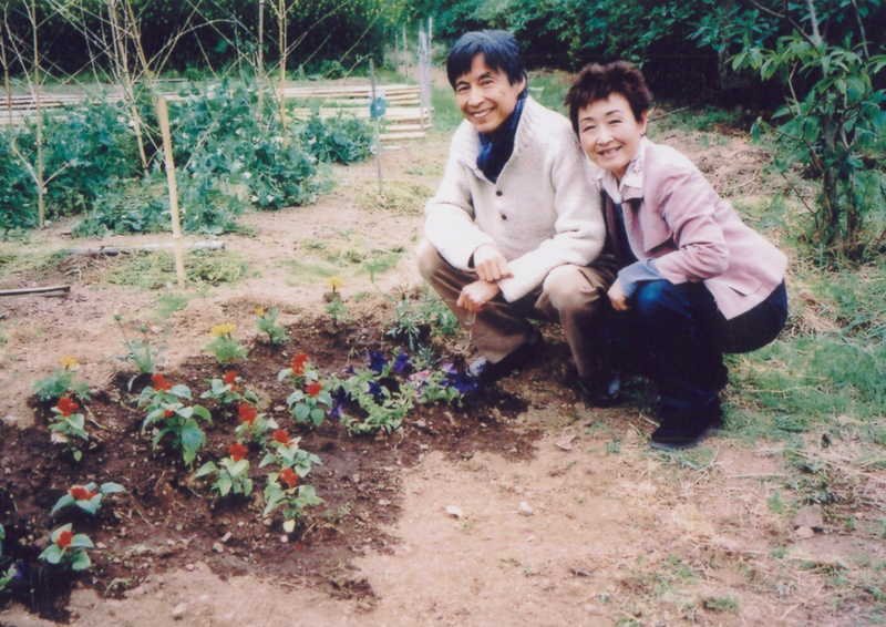 加藤登紀子さんと藤本さんが笑顔で寄り添っている