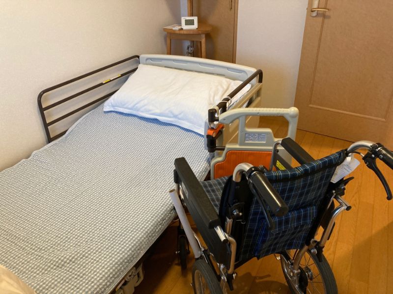 介護用のベッドと車いすの写真