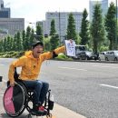 車をヒッチハイクする寺田ユースケさん