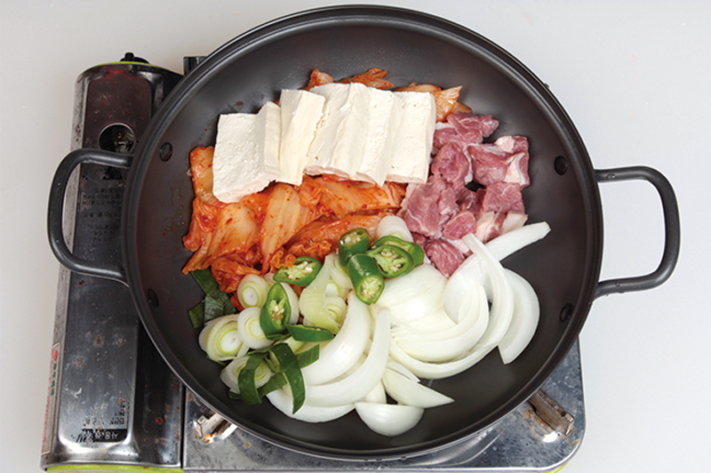 豚キムチチゲの作り方【2】鍋に材料を入れる