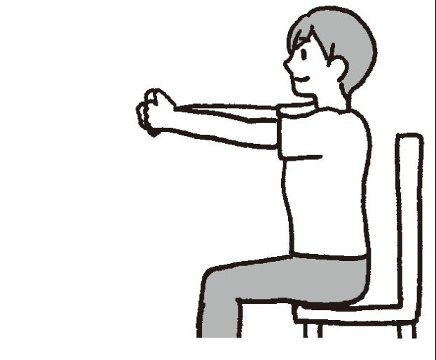 椅子に浅く座って手を組み、肩の高さで前方に伸ばす