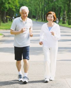 元気にジョギングする老夫婦