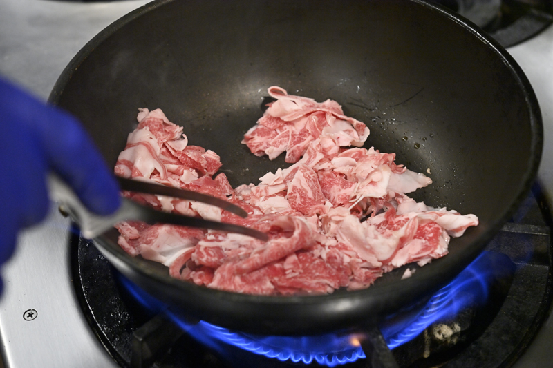 牛肉をたれで炒める