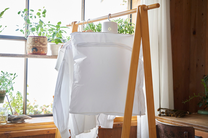 ピンチハンガー付きの小物類専用乾燥機『ドライピンチハンガー』で洗濯物を室内干ししている風景
