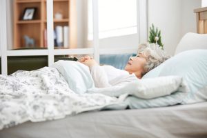 高齢者のための安眠8か条を医師が指南！短時間でも睡眠の質を上げる行動とは？