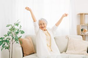 女性が伸びをしている所