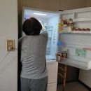 冷蔵庫の前に立つ工藤広伸さんのお母さん