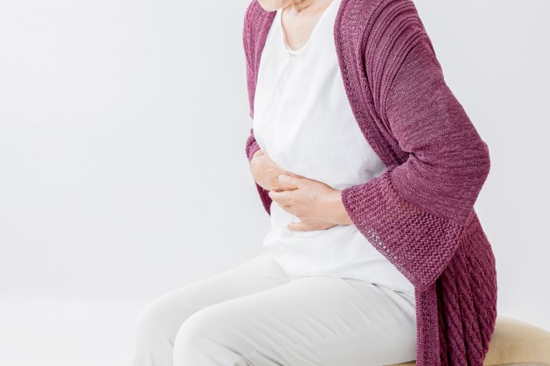 胃の不調を抱える女性の写真
