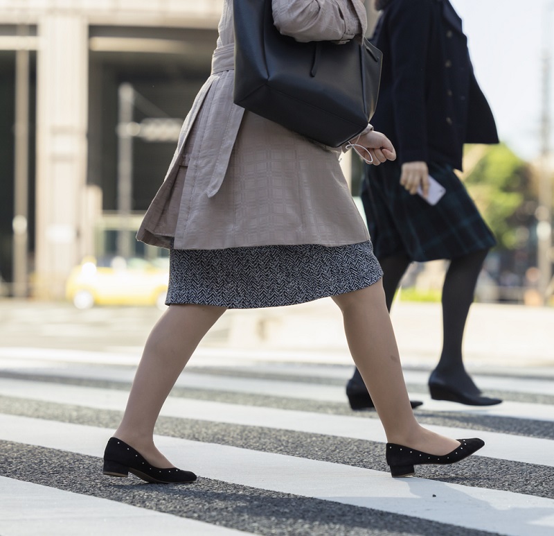 横断歩道を歩く女性