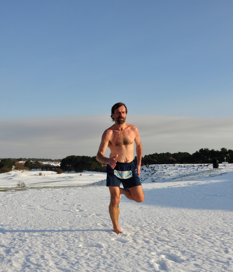 雪が積もった地面をハーフパンツ姿で走るヴィム・ホフさん