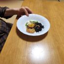 1枚のお皿を前に食事をする工藤広伸さんの母の姿