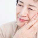 歯が痛いシニア女性の写真