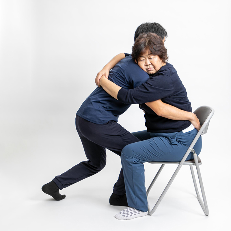 介助者は、腰を低く落とし、前傾して被介助者の腰を抱える