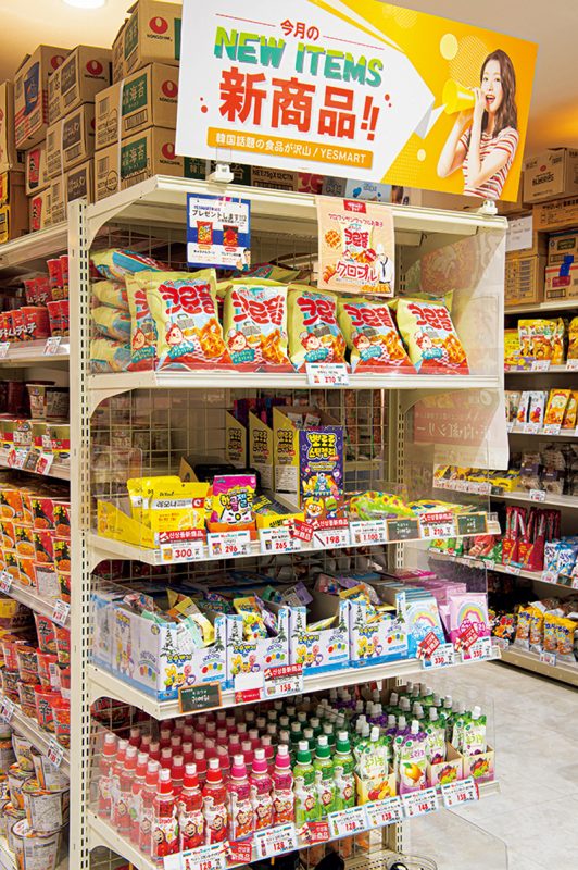 韓国のお菓子やジュース、カップ麺などが陳列された棚