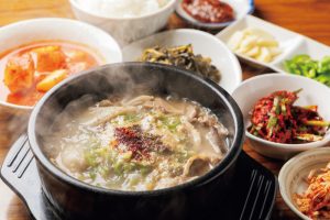 韓国式の腸詰めとコク深い豚骨スープを味わう