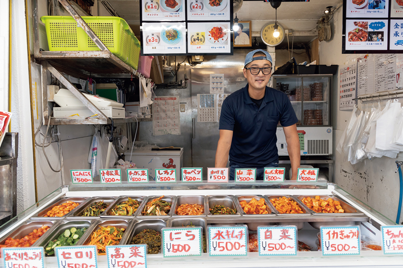 『慶州商店』店先に立つ金侖奎さん