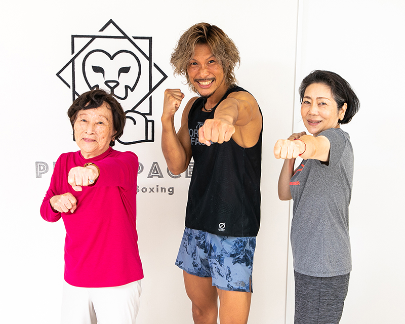 左からジム最高齢の川崎さん、生井さん、トレーニングモデルを務めた笹原さん