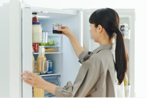シニアにおすすすめ「背伸びせず使える」「中身が見える」冷蔵庫って？注目の新商品の特徴を解説