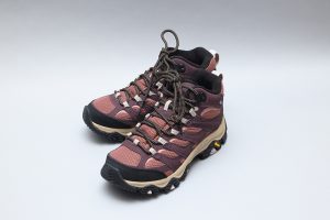 登山靴は丈夫な素材で防水性に優れ、滑りにくくなっているのが特徴。登山用品店で、自分の足にあったものを店員と相談するのが確実