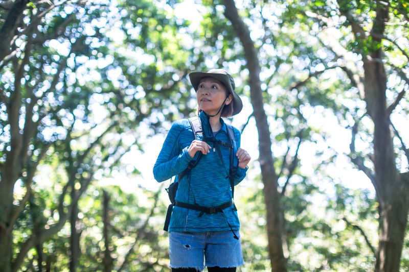 山の中にいる登山女性