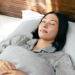 夜中に目覚めてモヤモヤ…そんなときに頭をスッキリさせて眠る方法を脳神経外科医が解説「ベッドで15分以上考え込まない」「休日も平日と同じ時刻に起きる」