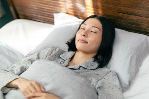 眠る女性
