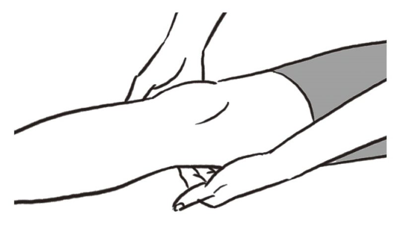 両手の人差し指、中指、薬指の指先をひざの裏に当てて押しているイラスト