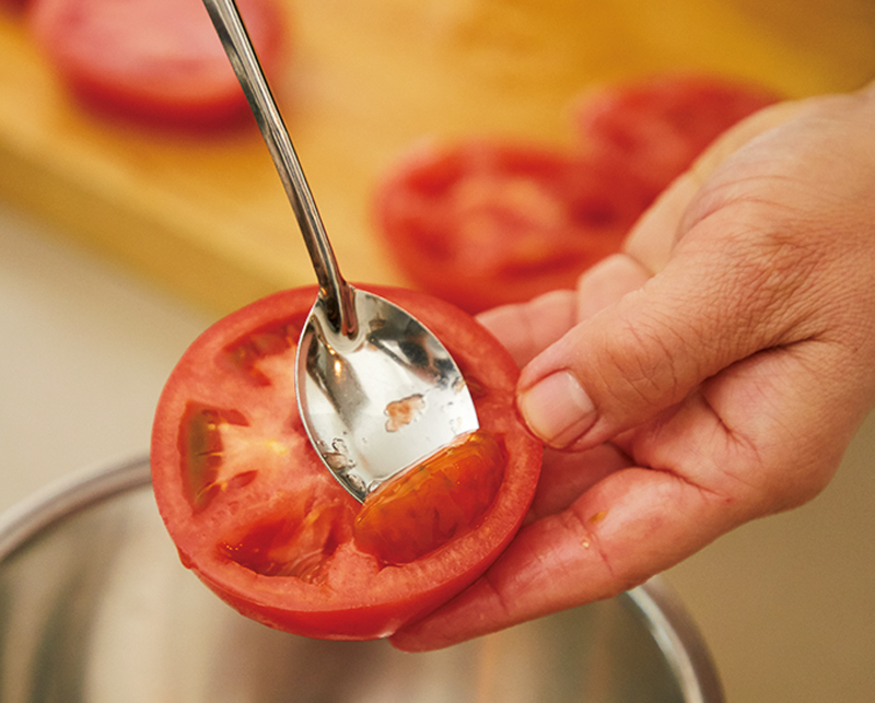 トマトは種の周りのとろっとした部分をスプーンで取り除き、ペーパーで水気を押さえる