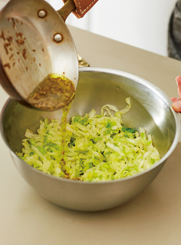 熱した油を野菜にかける