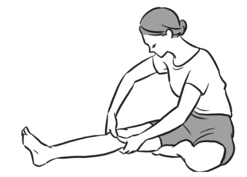 床に座りひざまわりを両手でつかむ女性のイラスト