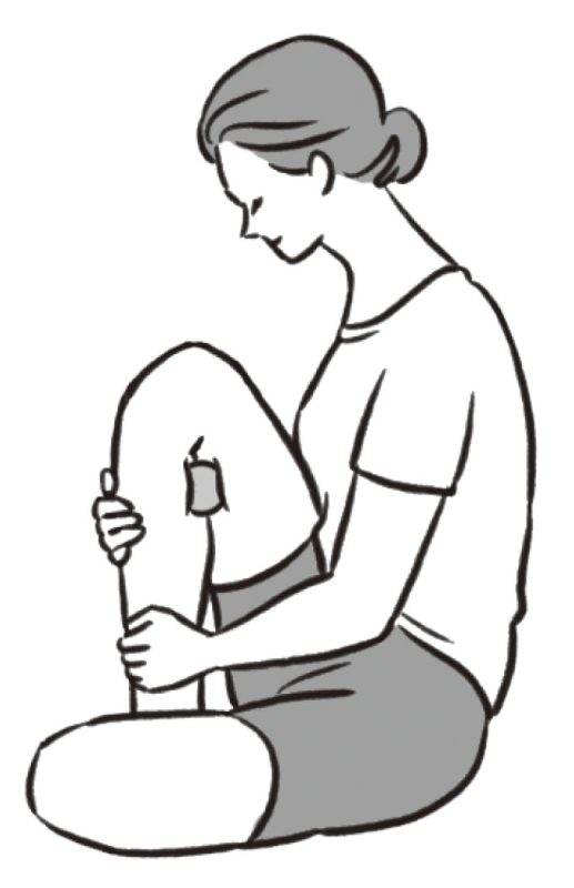 座って曲げた片足を立て、ももとふくらはぎの間にボールを挟んだ女性のイラスト