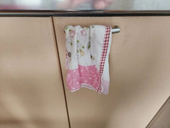 台所にかけた手を拭くためのタオル