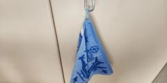 100円ショップのカラビナを取っ手に付けて、タオルが外れないようにした