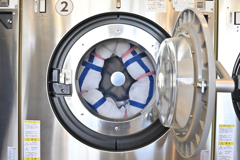 ドラムの側面に沿わせて他の洗濯物を入れることも可能
