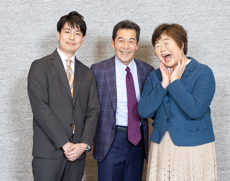 写真左から、リオン社の太田昌孝さん（医療機器事業部 事業戦略室室長）、井上順さん、オバ記者